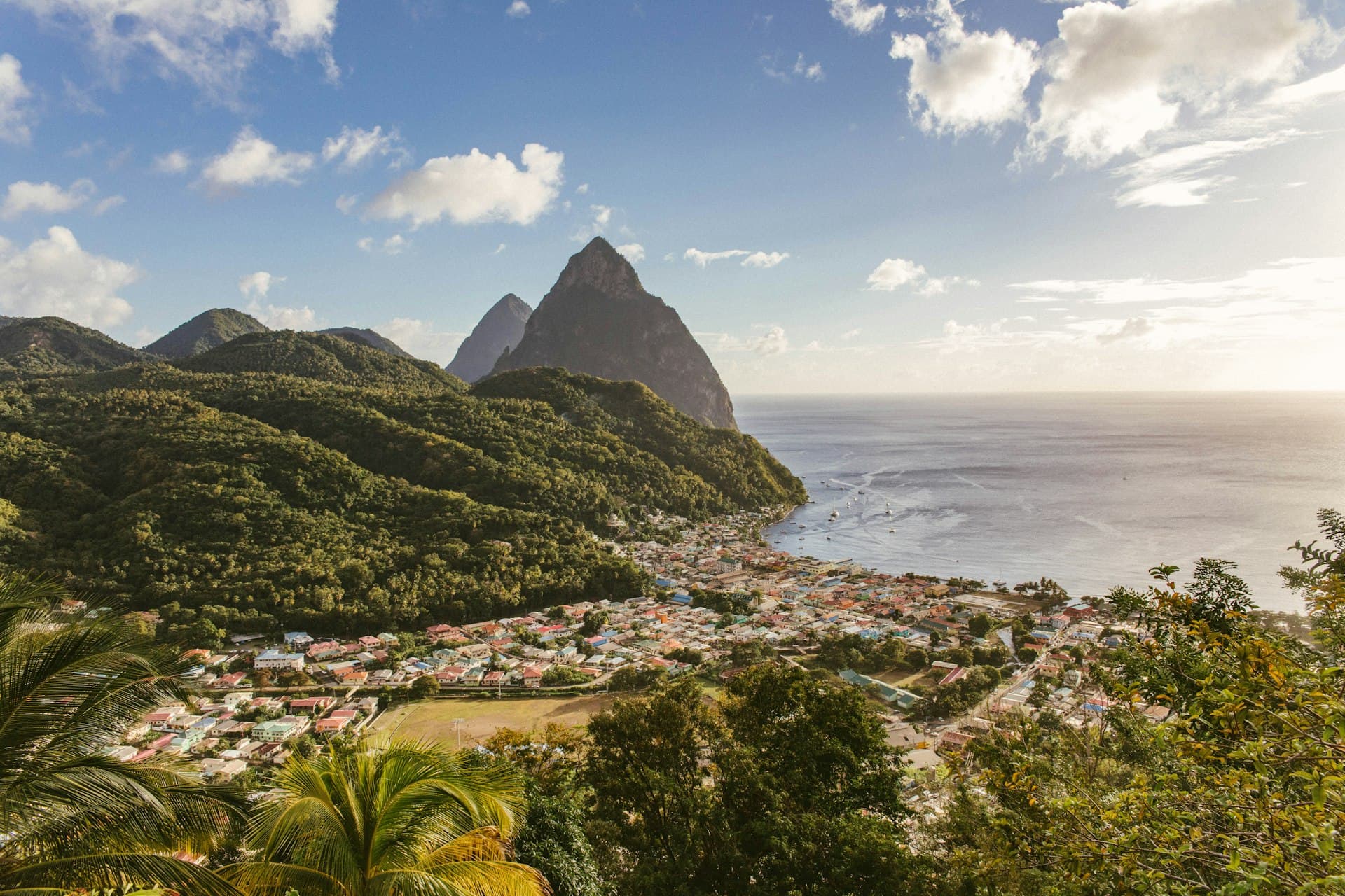 Les Pitons de Sainte-Lucie surplombant la côte caribéenne verdoyante
